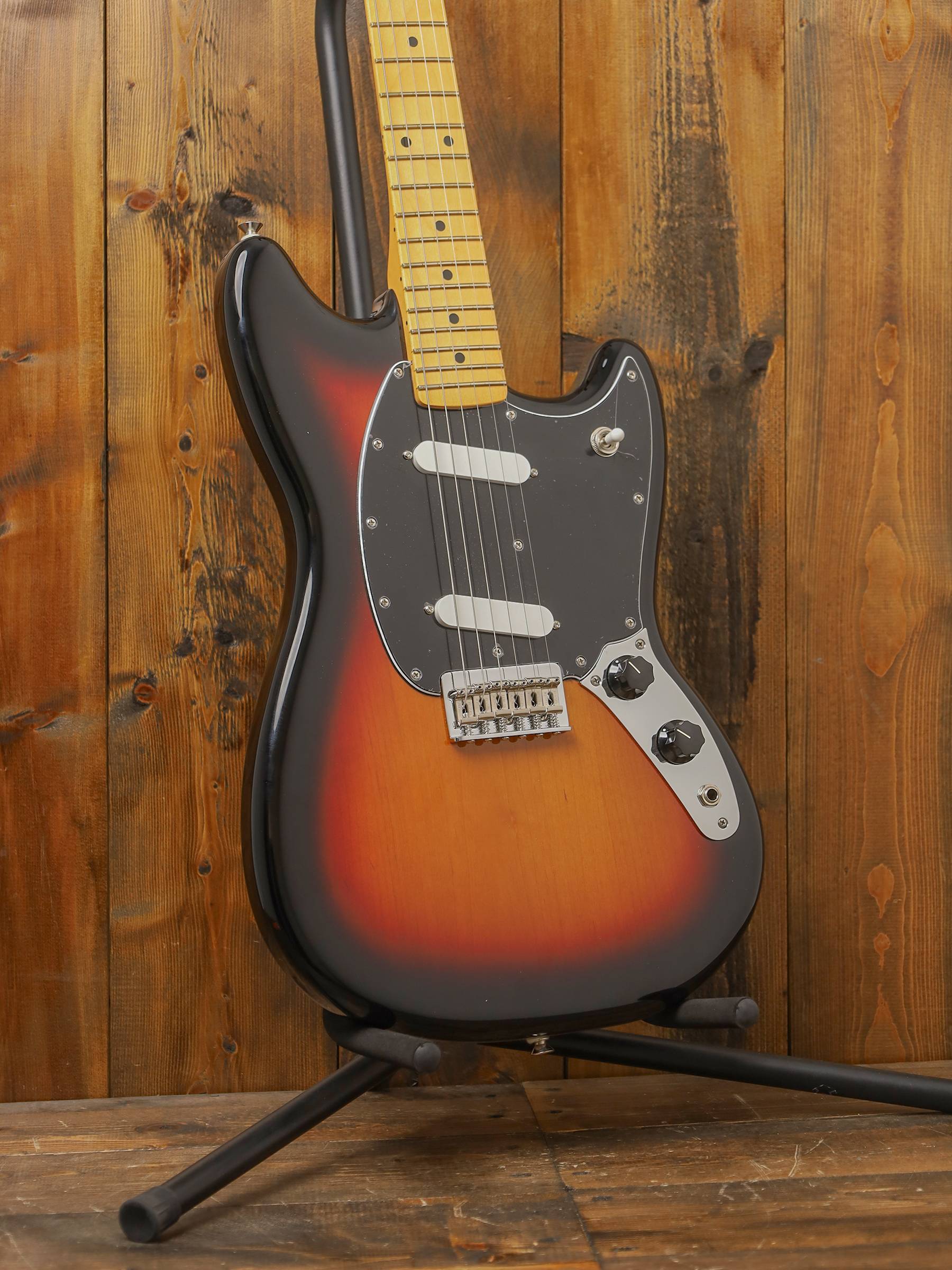 Fender Player II Mustang, Maple Fingerboard, 3-Color Sunburst